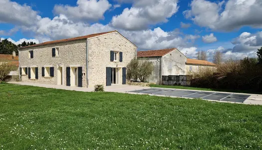 Dpt Charente Maritime (17), à vendre proche de TONNAY CHARENTE maison P8  sur 3400 m² avec garage 