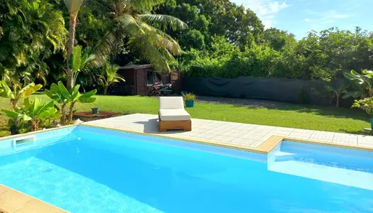 Dpt Guadeloupe (971), à vendre SAINTE ANNE maison et son studio P5, piscine - Terrain plat arboré