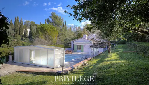 Maison de charme avec piscine et jardin luxuriant à Grasse 