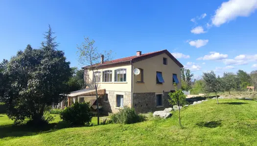 Maison de 8 pièces avec piscine et jardin 