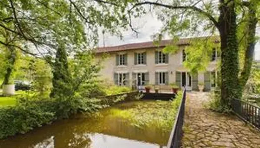 Fabuleux moulin sur un terrain de 4,8 hectares 