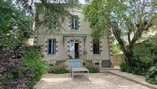 Maison bourgeoise de 5 chambres avec beau jardin et dépendances 