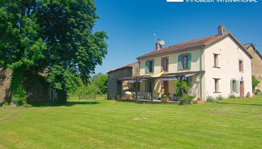 Maison de caractère de 4 chambres à coucher sur plus de 30 000 mètres de terrain attenant. 