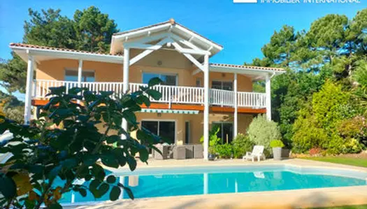 Superbe villa 4 chambres avec piscine et accès direct au golf de Lacanau. Idéale pour un amateur d