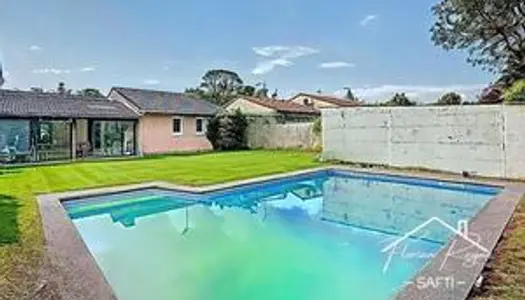 Maison familiale avec sa piscine son garage et sa véranda proche des commodités 