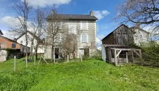 Maison de Ville 4 chambres et jardin. La Coquille. Pour renovation