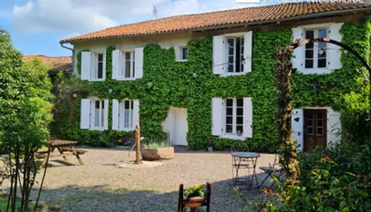 Maison de sept chambres avec potentiel commercial et piscine