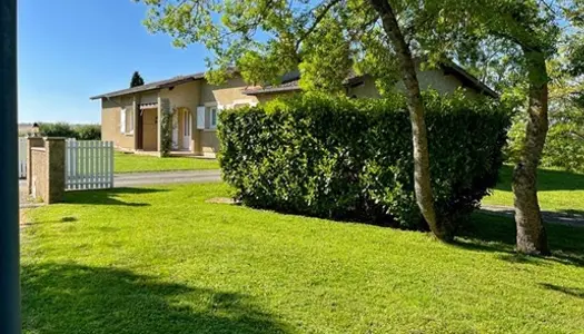 Maison individuelle de plain pied avec double garage sur un terrain avec vue panoramique 