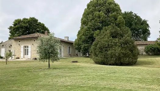 A 20mn de St André de Cubzac, charentaise de 285m2, 5 ch. Sur parc arboré d'1 Ha avec pisc 