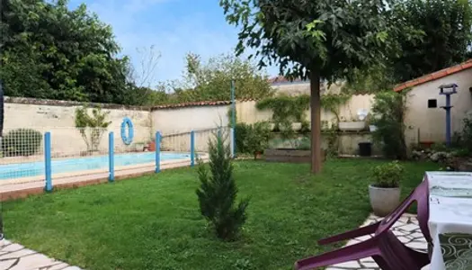 Opportunité rare sur le marché immobilier, IMMEUBLE de quatre logements avec jardin et piscine