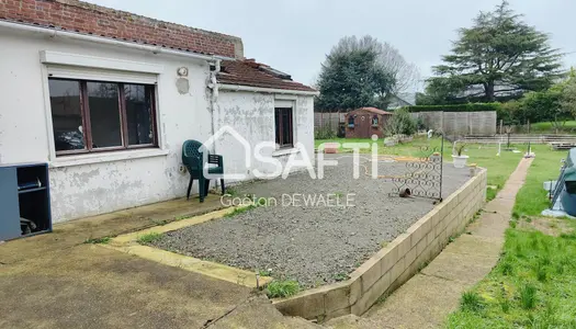 Maison à rénover avec jardin et garage.