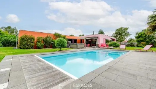 Belle contemporaine de plain pied avec piscine 