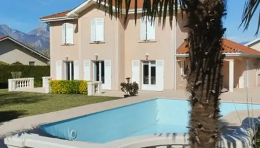 Rare..maison type T6 de 182m² sur 1000m² terrain avec piscine, dans le centre village de Gieres, s