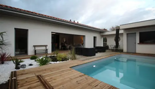 Maison neuve de plain pied - Garage et piscine