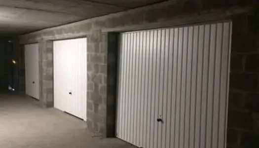1 box fermé dans garage 