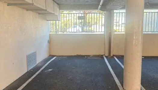 Place de parking couverte et sécurisé 
