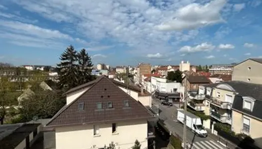 2 pièces 45 m2 traversant à proximité de la Gare de Bondy RER E 