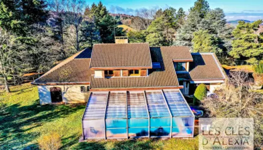 Maison avec piscine intérieure sur terrain de 9600m² 