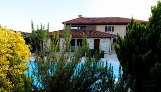 Très Belle Maison de Campagne, tout confort, piscine, terrain de 2167m2