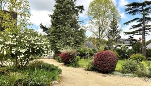 BELLE DEMEURE: Maison "ancien prieuré" et dépendances 