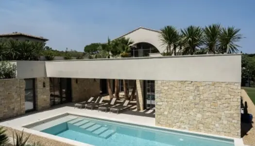 Villa récemment construite, superbement sitée au coeur de la baie de PAMPELONNE à RAMATUELLE... 