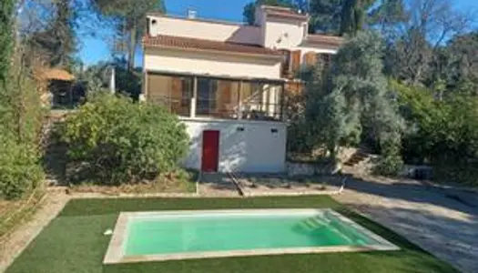 VILLA T4 DE 145 M2 SUR UN TERRAIN DE 1500 M2 AVEC PISICNE