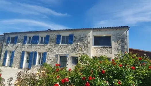 Maison charentaise de 236 m² avec piscine et studio 