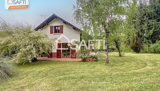 Grande maison familiale entourée d'un beau jardin 