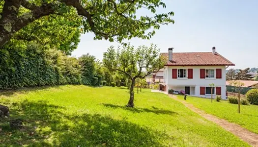 Agréable maison de ville de 130m2 avec garage et jardin 