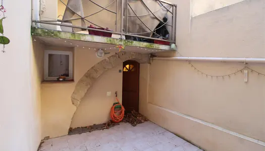 Maison de village avec cour et terrasse. Au calme 