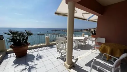 Magnifique penthouse avec spectaculaire terrasse et superbe vue mer panoramique, au dernier étage d