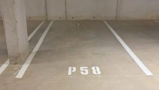 Place de parking couverte et sécurisée