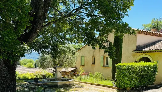 Propriété paisible avec piscine et trois maisons 