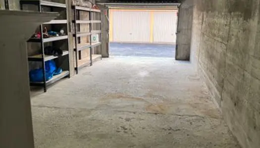 GARAGE FERME +CAVE 44M2 env 94 Bellecombe 