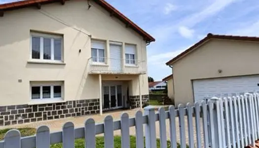 Belle Maison 158 m², 4 chambres, 2 garages, piscine sur 748 m² de terrain 