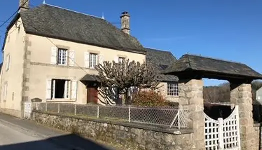Maison de bourg ancienne, en pierre avec grange attenante 