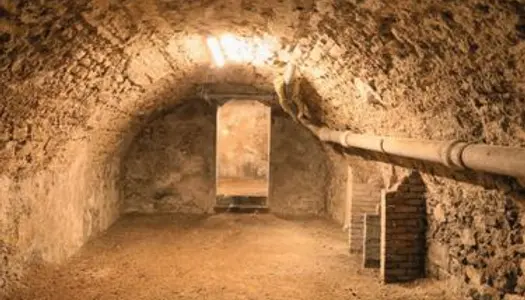 Grande cave voutée sécurisée coeur du centre historique de Sens | Rue piétonne 