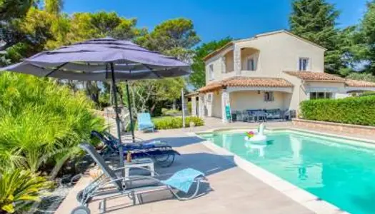 Biot: Jolie villa familiale avec 5 chambres, clim & piscine chauffée