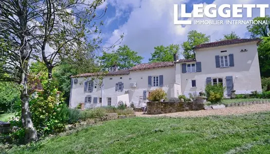 Maison de cinq chambres entièrement rénovée à Verteillac. Joli jardin et bassin, garage et abri 