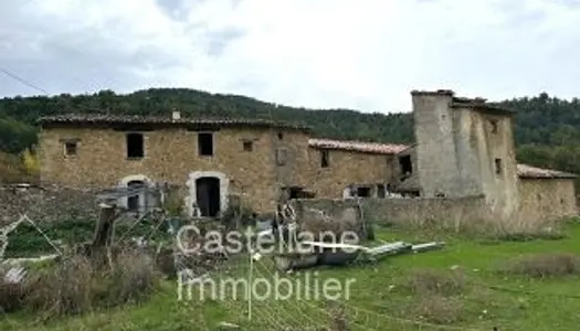 Ancienne ferme en pierre à rénover sur 8 hectares de terrain