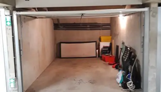 Box garage sous-sol fermé par télécommande