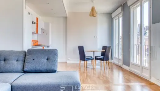 Bel appartement rénové, lumineux, avec une vaste pièce de vie à proximité immédiate du 