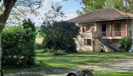 Maison au calme et grand terrain 