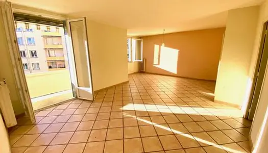 Appartement T3 situé au 2ème étage. Surface habita