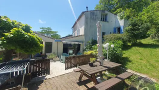 MAISON ANCIENNE RENOVEE EN PARTIE AVEC PISCINE 3 CHAMBRES 