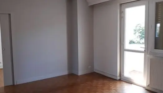 Location appartement F3 avec balcon et garage 