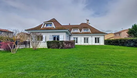 Grande maison familiale de 234m² avec garage sur un terrain de 1200m² à vendre à Muret