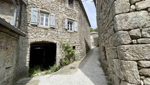 Une maison de village de 108,27 m2 entièrement à rénover avec une grange et une petite dép 