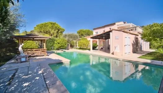Villefranche-Sur-Mer, Villa de 188m2 avec terrasse, jardin et piscine 