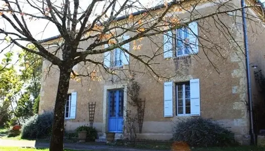 Maison ancienne de caractère avec ses dépendances, gîte et terrain autour